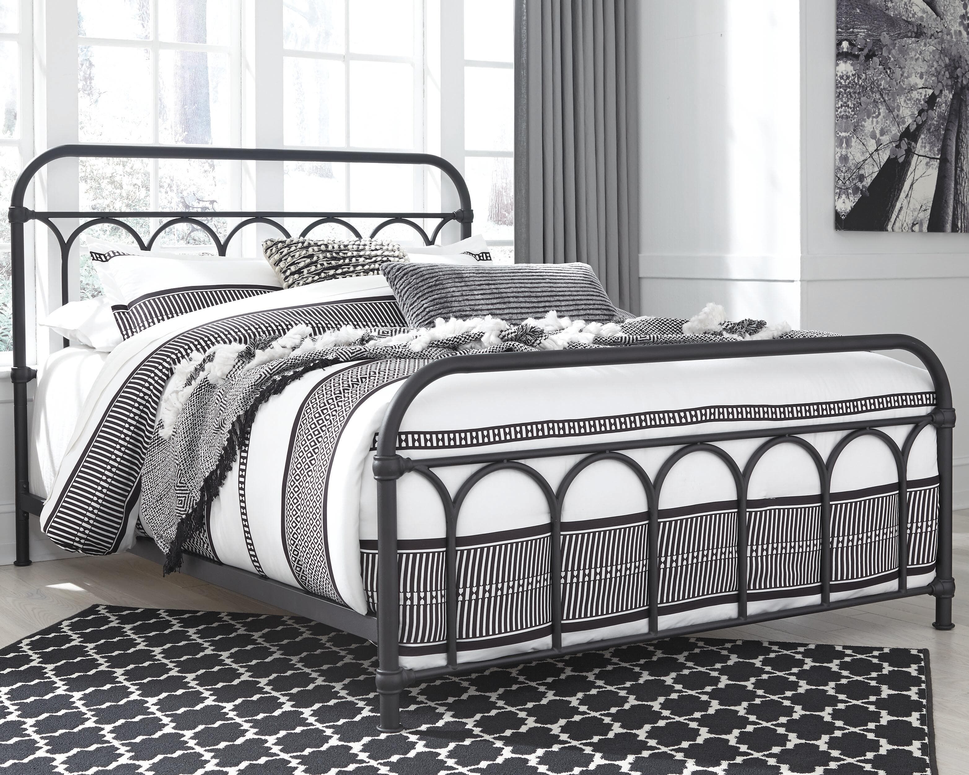 Nashburg Queen Metal Bed