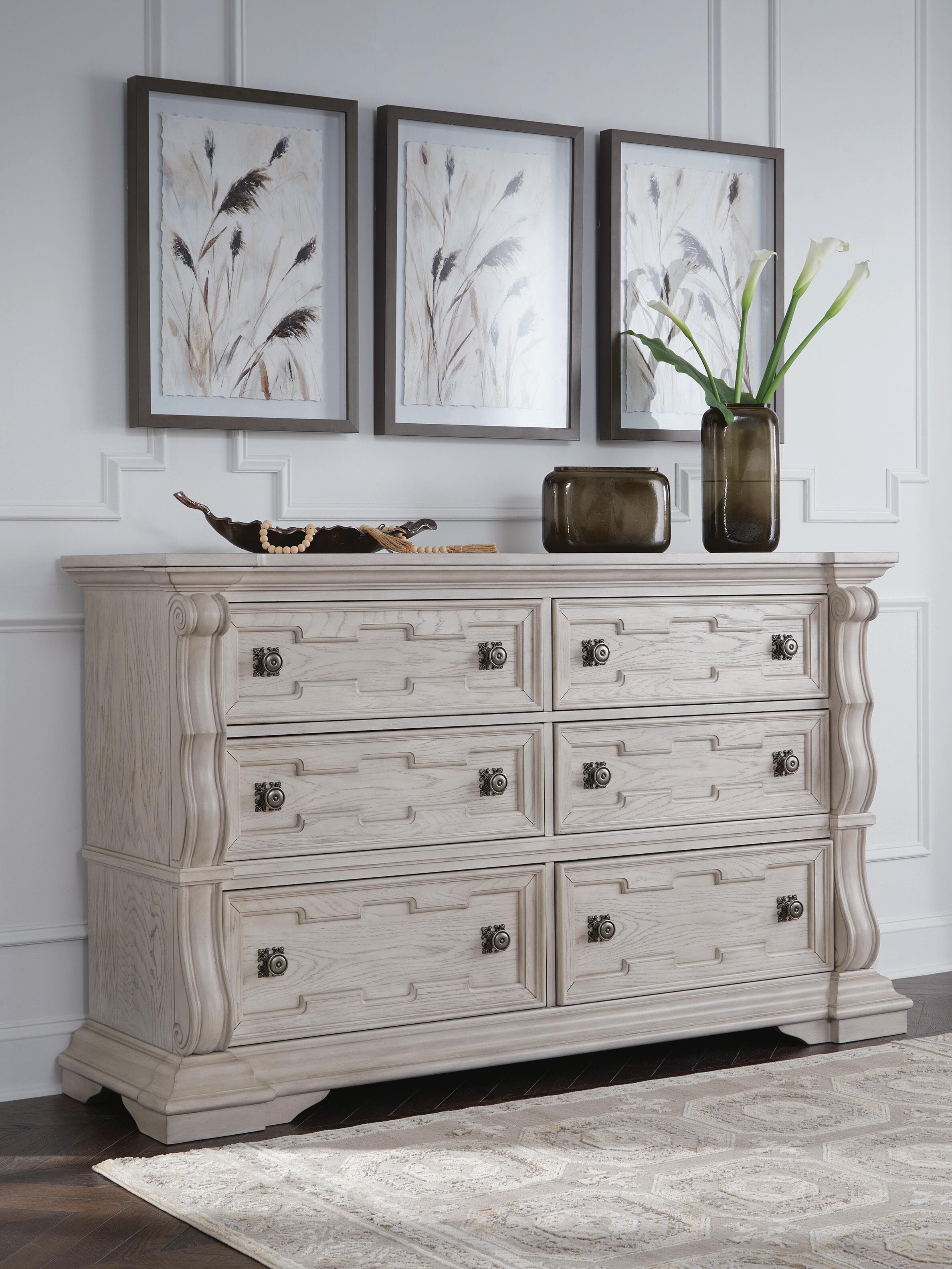 Bruchandi Dresser